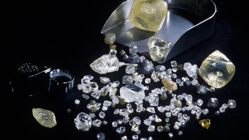 Với giá trị cao và độ khan hiếm, gian thương không ngần ngại sử dụng chiêu trò để mua kim cương thật với giá rẻ gây hoang mang cho người tiêu dùng