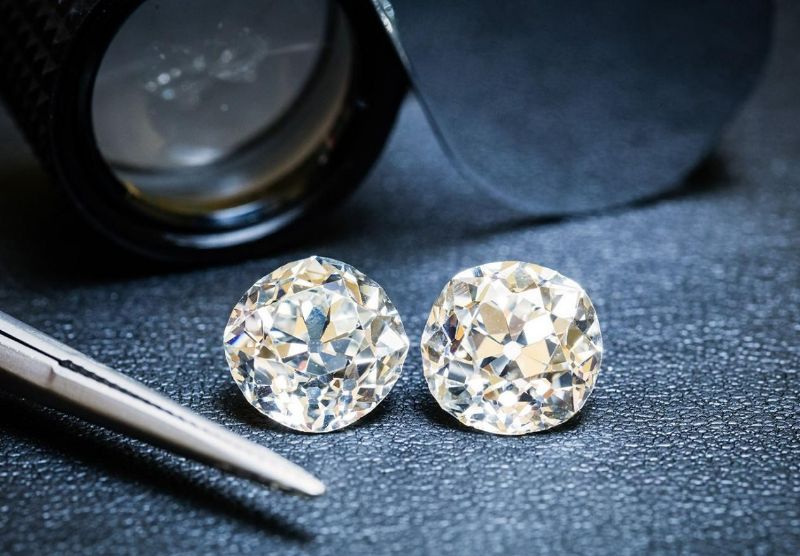 Giấy kiểm định (chứng nhận) giống như “tấm thẻ căn cước” của mỗi viên kim cương, qua đó dễ dàng định giá chính xác giá trị của kim cương
