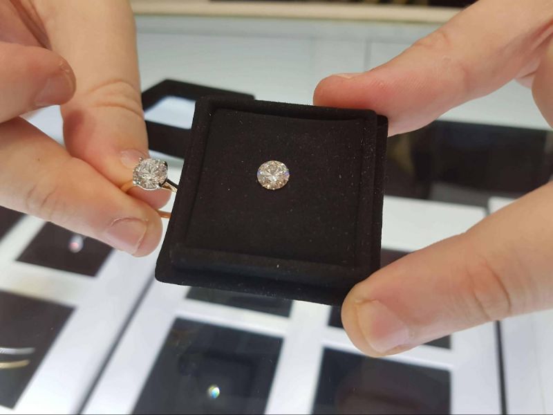 Đơn vị thu mua sẽ luôn phải tiến hành đánh giá kỹ lượng lại các viên kim cương không giấy