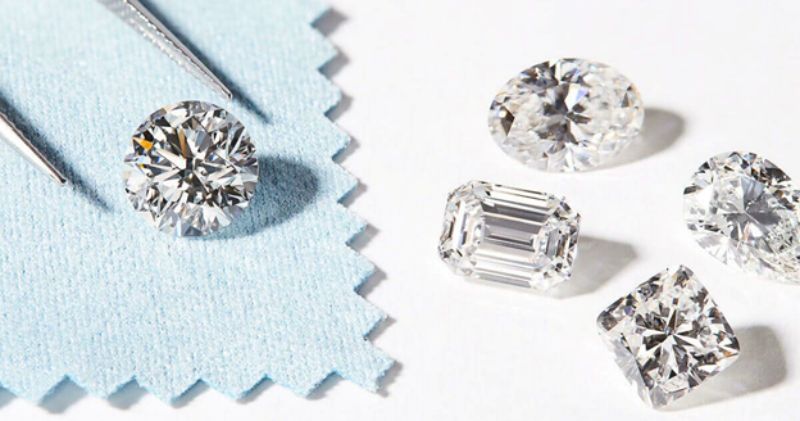 Giá của kim cương không giấy chắc chắn sẽ thấp hơn những viên kim cương đã được kiểm định. Dựa vào những đặc điểm cũng như tính chất mà mức giá của kim cương không giấy cũng sẽ cao thấp khác nhau