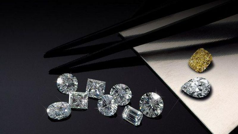 Vậy có nên mua kim cương không giấy kiểm định? Lựa chọn an toàn nhất vẫn là nên mua kim cương có giấy chứng nhận đi kèm được cấp bởi tổ chức uy tín trên thế giới, để giữ được giá trị vốn có của nó, đặc biệt, trong thời buổi kinh tế đầy biến động hiện nay.