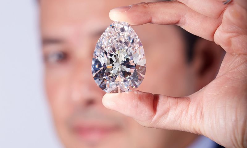 Xác định giá trị thực của kim cương là bước vô cùng quan trọng để bạn bán nhẫn kim cương thuận lợi