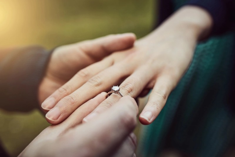 Nhẫn cầu hôn thể hiện khát khao được cùng nàng đính ước nên duyên vợ chồng