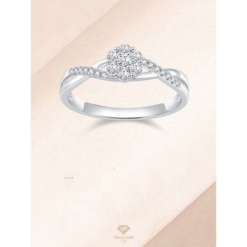 Với sự cầu kì và tinh xảo đó, Trang Kim Luxury để giá chiếc nhẫn cầu hôn này 8.645.000₫ quá phù hợp cho anh em muốn dành sự đặc biệt cho người mình yêu thương!