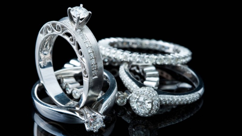 Nhẫn cầu hôn kim cương nhân tạo - Xu hướng mua sắm mới của các cặp đôi trẻ tuổi