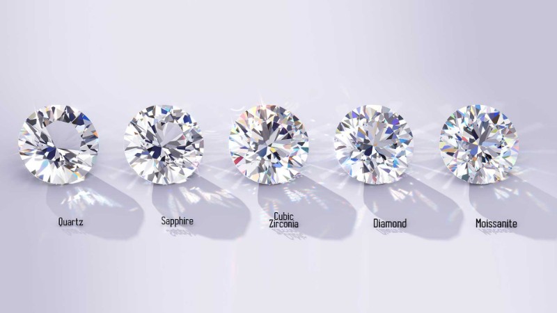Trên thị trường hiện nay có rất nhiều dòng nhẫn cầu hôn đính “kim cương” khác nhau
