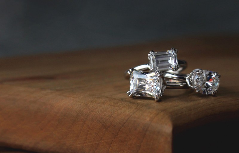 Nhẫn cầu hôn đính kim cương nhân tạo thường có giá thành rẻ hơn nhiều lần so với nhẫn kim cương tự nhiên nên thu hút nhiều người mua quan tâm