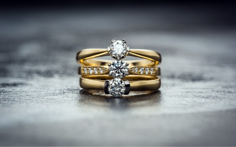 Có nên mua nhẫn cầu hôn kim cương nhân tạo hay không?