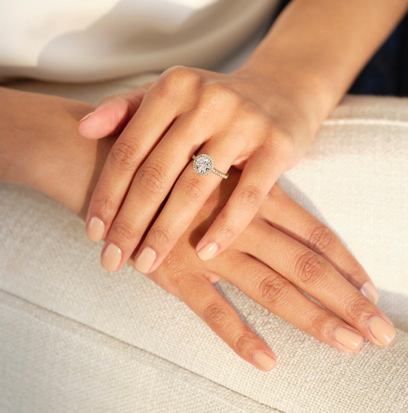 Phần lớn nhẫn cầu hôn được đeo vào tay phụ nữ