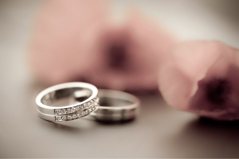 Chọn nhẫn cầu hôn nam để đeo nhẫn đôi với nhẫn cầu hôn nữ của tình nhân là cách nhiều đàn ông làm để thể hiện sự gắn kết trong tình yêu