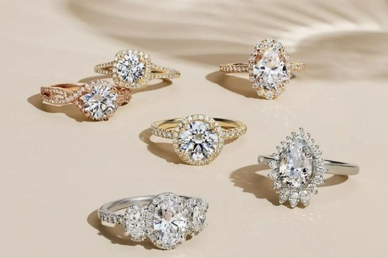 Nhẫn cầu hôn thường được đính kim cương và có kiểu dáng cầu kỳ hơn nhẫn cưới. Nhẫn cầu hôn vừa là vật đính ước, vừa có thể trở thành món đồ trang sức để phái đẹp mang trên tay bất cứ dịp nào