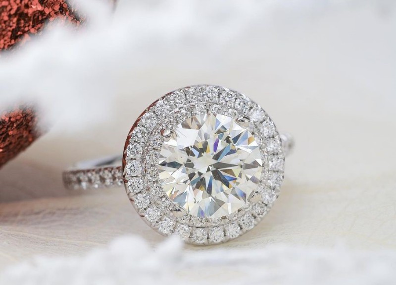 Với thiết kế nhẹ nhàng, tinh tế và nổi bật với viên kim cương ở giữa, điểm xuyết thêm các hàng kim cương nhỏ bao quanh, kiểu nhẫn Halo phù hợp với đại đa số chị em phụ nữ