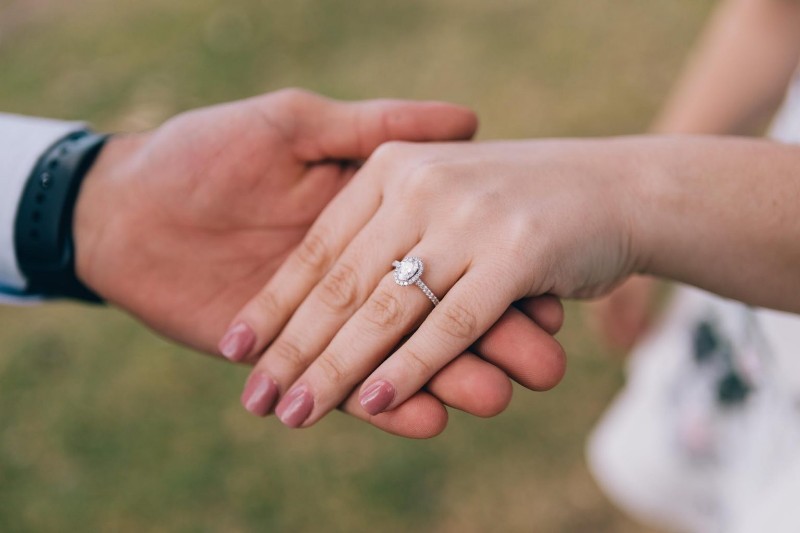 Nhẫn cầu hôn vàng trắng là một trong những món quà đặc biệt và ý nghĩa nhất mà một người đàn ông có thể tặng cho người phụ nữ mình yêu thương