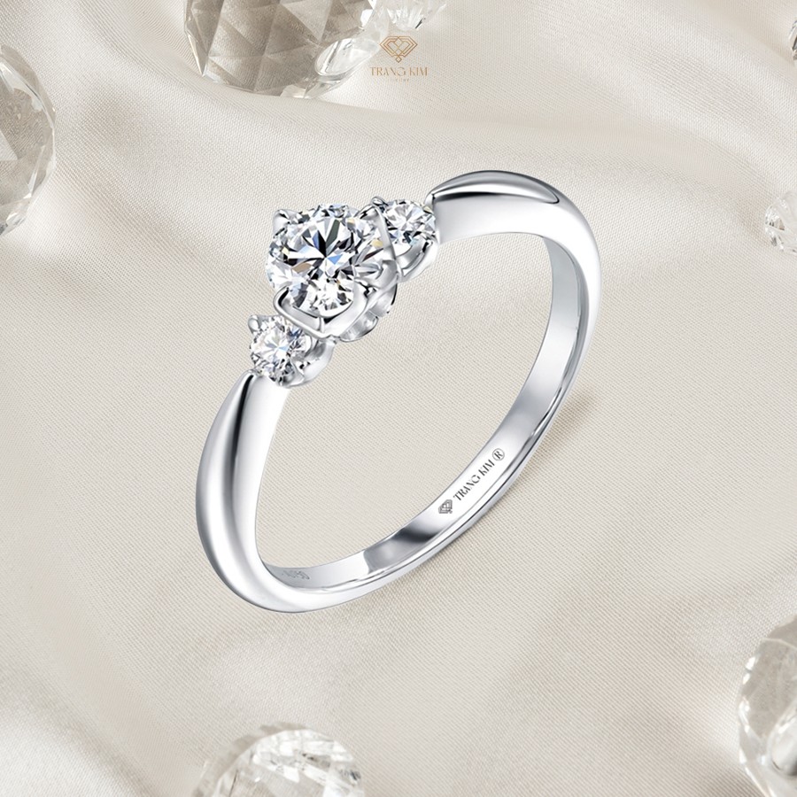 Nhẫn cầu hôn kim cương Threestone với 3 viên đá quý, mỗi viên lại mang một biểu tượng khác nhau, đại diện cho cho quá khứ, hiện tại và tương lai trong hành trình tình yêu của đôi lứa
