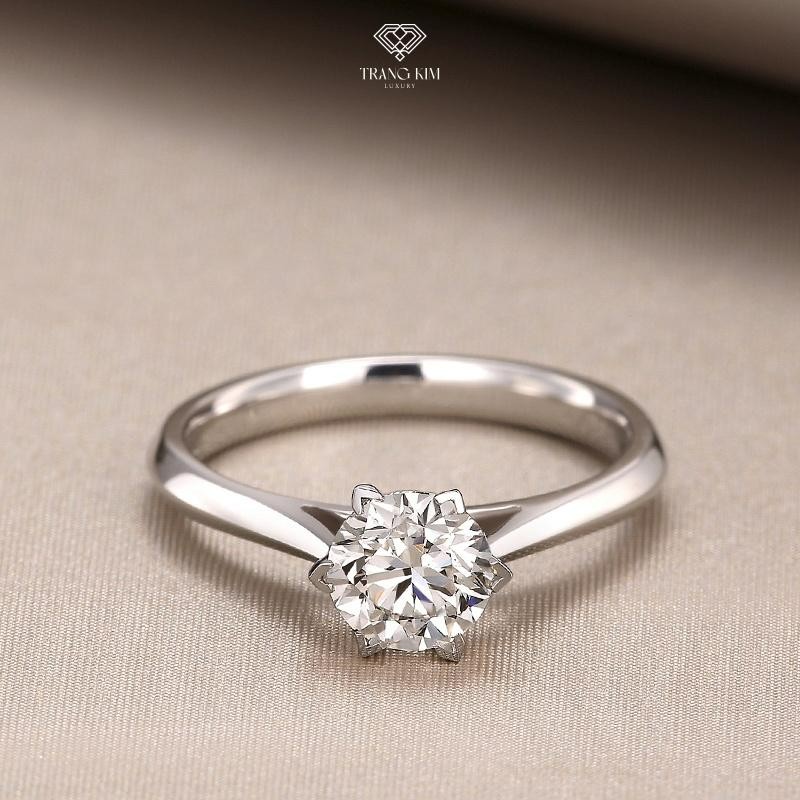Nhẫn kim cương 6 chấu là một trong những thiết kế kinh điển, viên kim cương được nâng cao hơn một chút so với vòng nhẫn, nhờ đó ánh sáng sẽ khúc xạ qua viên kim cương tốt hơn giúp nó rực rỡ lấp lánh hơn. Những viên kim cương được lựa chọn cho thiết kế này cũng phải có chất lượng rất cao để đảm bảo tỏa độ chói sáng tối đa.