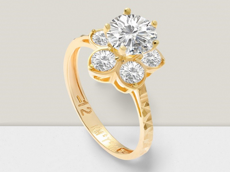 Nhẫn vàng 14K được các quý ông lựa nhẫn cầu hôn làm nhẫn cầu hôn hơn cả vì có hàm lượng vàng vừa đủ, giá cả phải chăng và khá bền màu. 