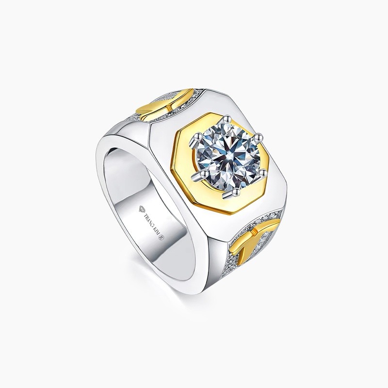 Hòa quyện giữa hai chất liệu vàng trắng và vàng vàng 18k, chiếc Nhẫn Kim Cương Nam RM-2208 đã chinh phục trái tim của mọi tín đồ trang sức ngay từ lần chạm mặt đầu tiên
