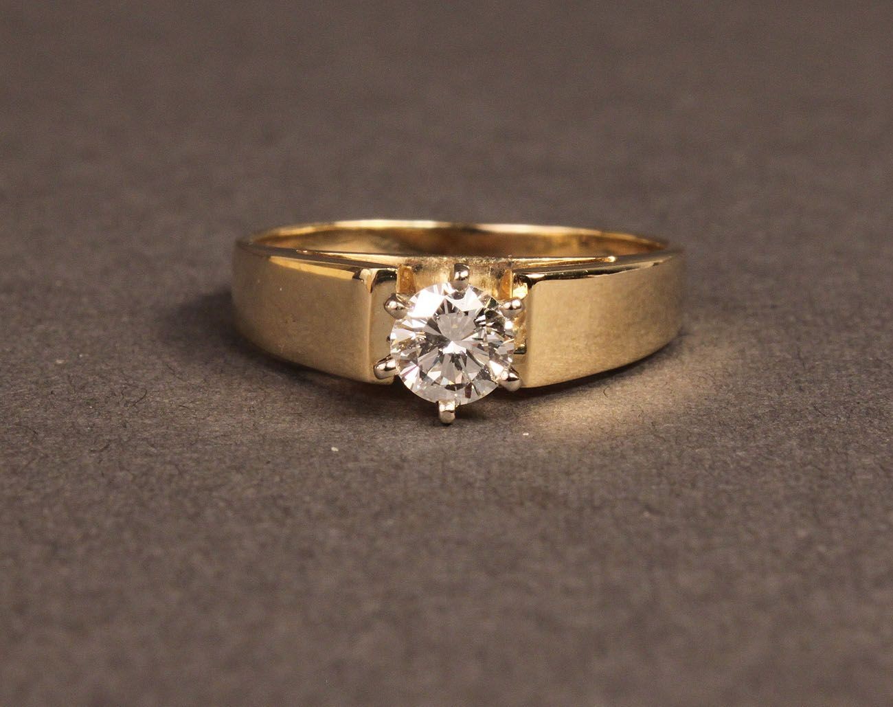 Chất liệu nhẫn kim cương đóng vai trò rất quan trọng trong việc tạo ra giá trị thẩm mỹ 