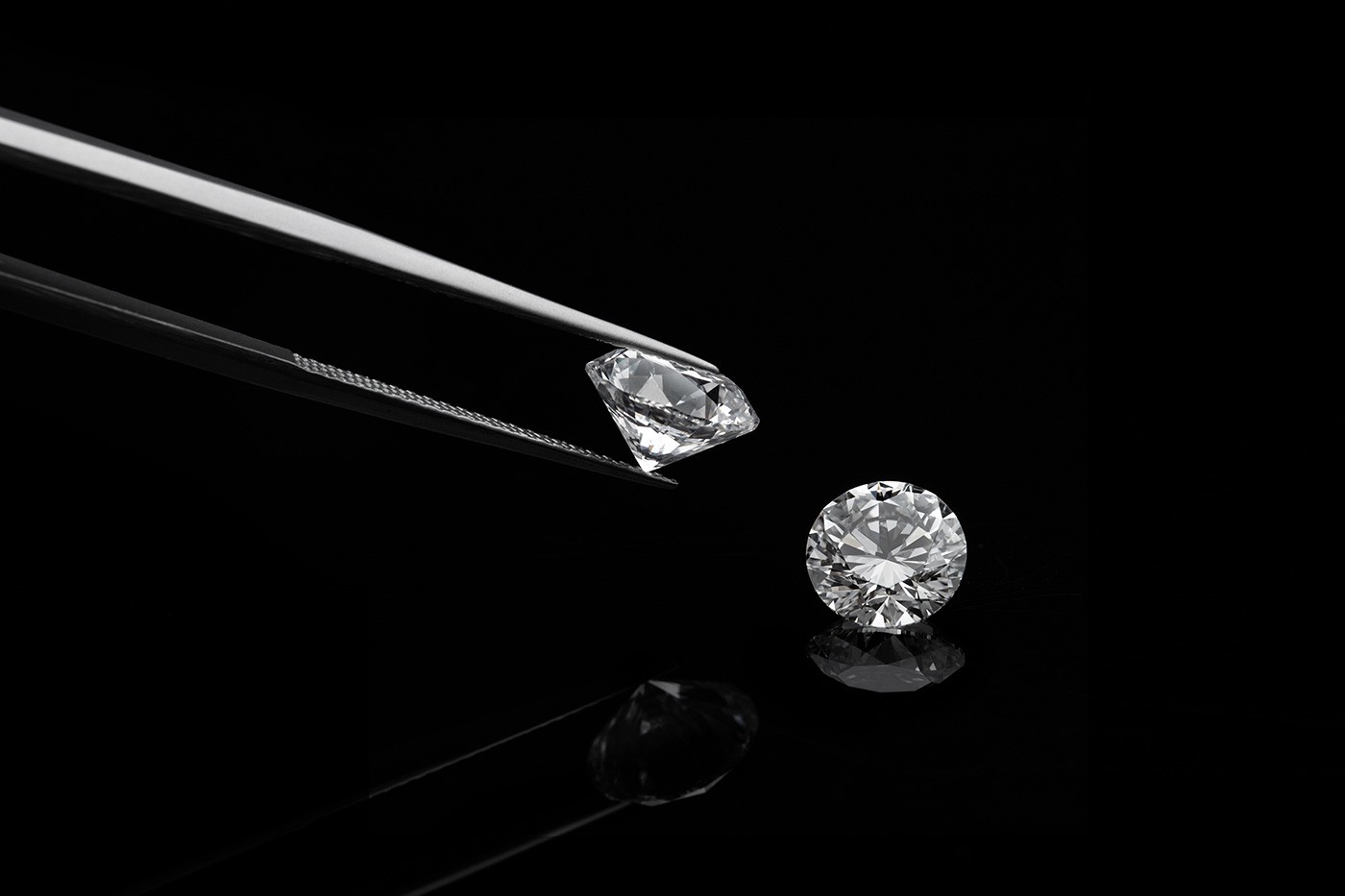 Mọi thiết kế nhẫn kim cương tại Trang Kim Luxury đều sử dụng kim cương tự nhiên cao cấp, nước D, có chứng nhận GIA